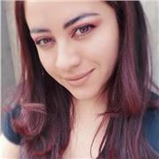 Profesora de primaria da cursos a niños de edades 6 a 18 años en distintas ramas de educación